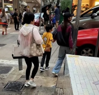 杨颖带母亲儿子购物，小海绵贴心帮妈妈背包，已适应香港生活！