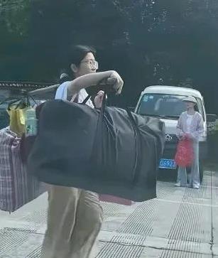 在刘燕心里觉得挑扁担拿东西是一件最正常不过的事情，就像她家里干农活，用扁担真的方