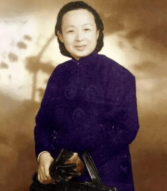 1949年，陈毅得知，抗日名将谢晋元的遗孀带着四个孩子流落街头，心中不忍，立即吩