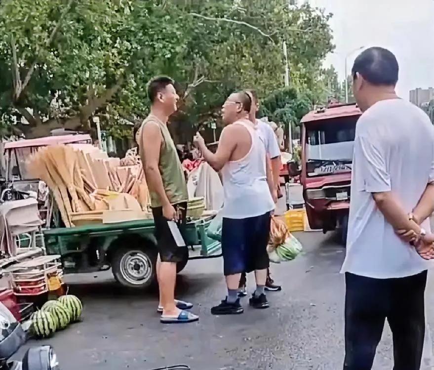 市场一幕：千万不要和拿刀的人赌，生死只在他的一念之间！
这么大年纪了，还不知道羞