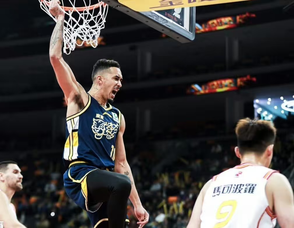 正如朱芳雨所言，奎因三分神经刀属性，相比持球进攻他打无球更高效