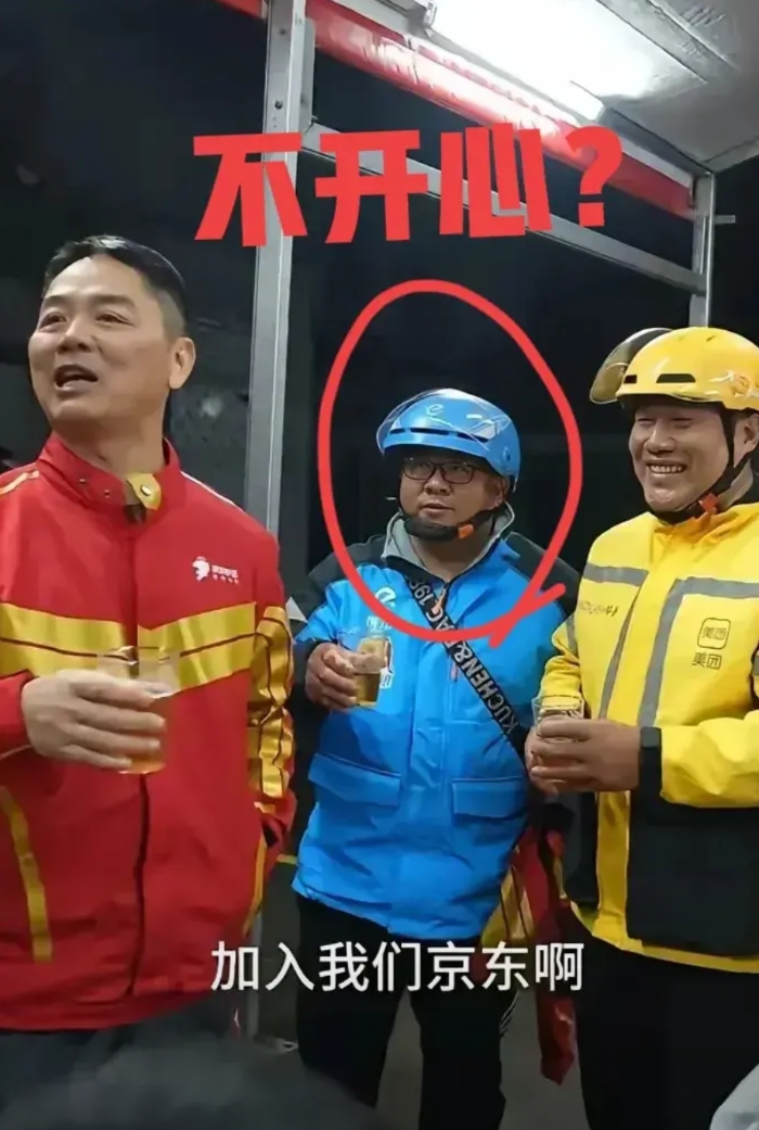 现在全网最后悔的人，应该是这位饿了么小哥吧？

他后悔呀，怎么会在这么重要的时刻