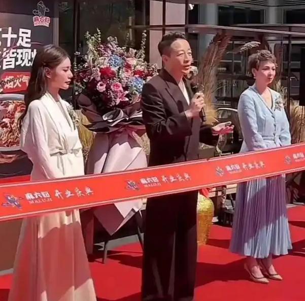 博主说现在麻六记的有些重要工作都需要马筱梅参与，这位老板娘不仅年轻貌美、情绪稳定