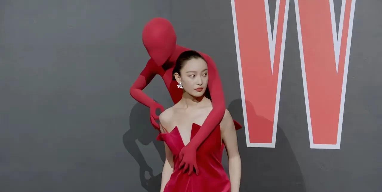 穿这个衣服晚上出来危险吗？如果它起个名字，叫双重人格。
我的审美观太传统了，接受