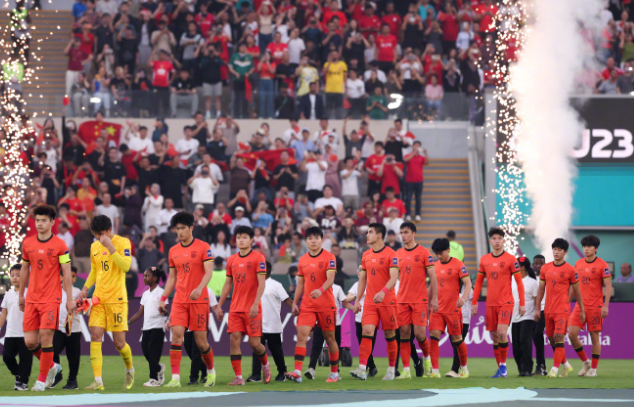 看完U23国足0-4输给日本队，最戳我的不是比分，而是赛后日本球员主动列队，给咱