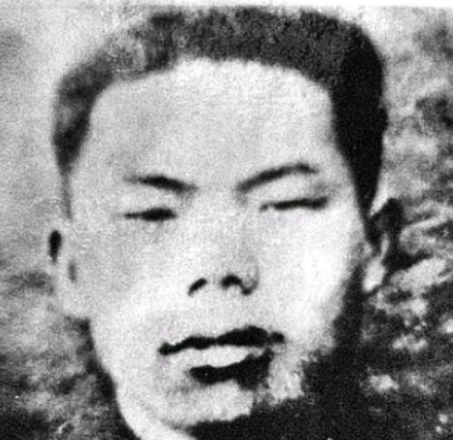 1952年朝鲜战争某天深夜，志愿军战士们都进入了梦乡，一战士由于睡不着便跑出去巡