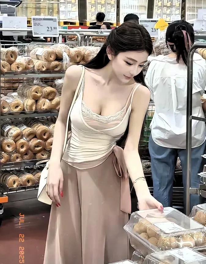 偷偷地问一句：如果这个女孩答应嫁给你，你愿意出多少彩礼钱呢？
当然这个女孩并不物