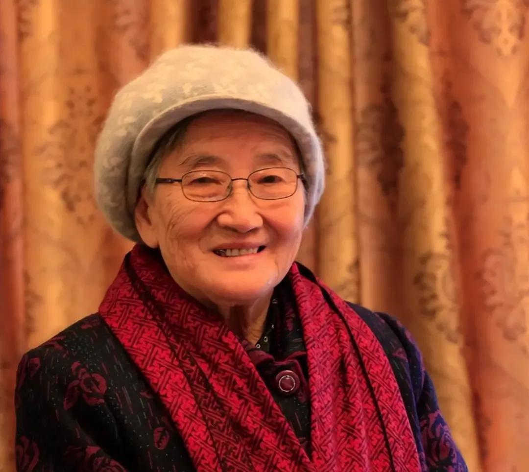 1955年，武汉女大学生吴明珠，放弃了城里的工作，趁父母不注意，连夜逃往新疆。父