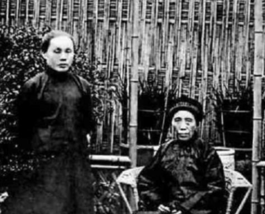 1912年洞房之夜，郭沫若见发妻太丑，拒绝同房。就在他转身要走时，发妻拉住他苦苦