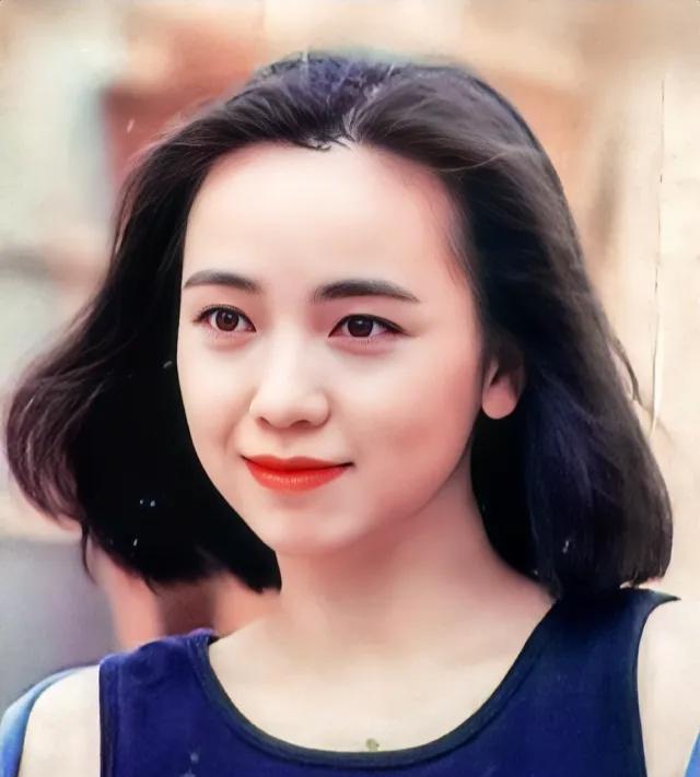 近日，实力派演员邓萃雯在接受采访时，坚定地表示自己还会继续努力下去，为观众带来更