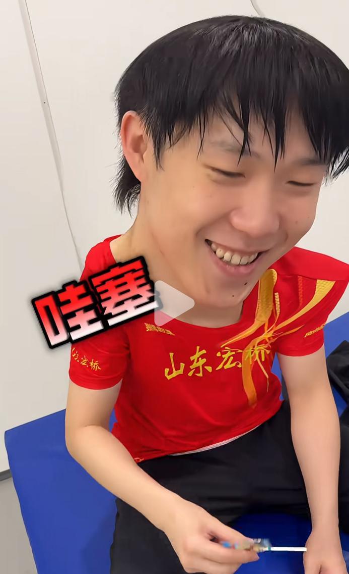 6月10日，乒超联赛第一阶段正在火热进行中，周雨为了缓解一下气氛，
发糖啦！
糖