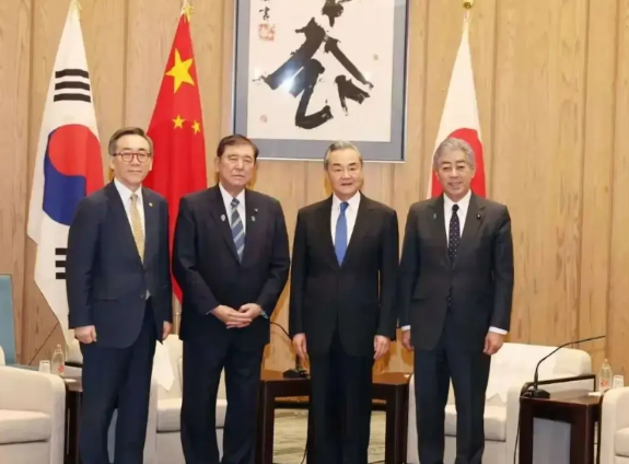 王毅外长曾经担任过三年的驻日大使，日媒用八个字形容他：相貌出众，才华惊人!　近日