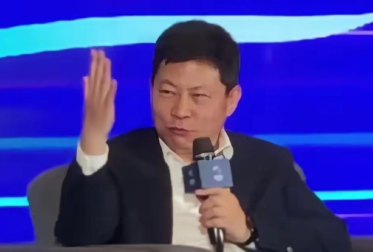 余承东真牛！余承东就说过：“我接受华为手机业务的时候，我们当时做的是中低端的白牌