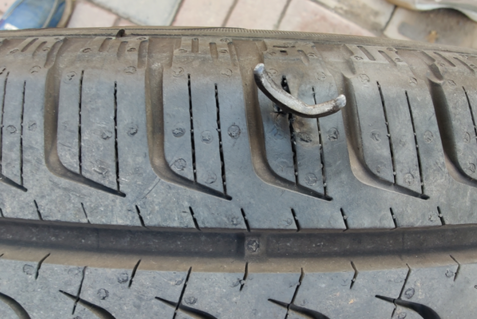 第一次补胎
早上上班的路上感觉压到了石头一样，以为是溅起来石头磕了一下底盘，结果