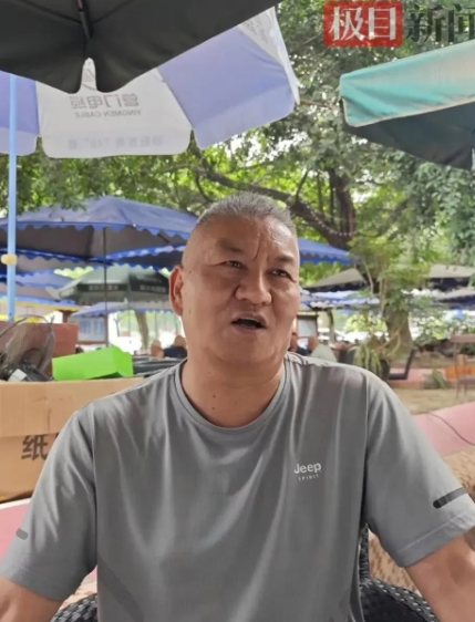 准考证攒起来能打扑克了吧？当58岁的梁实第29次走进高考考场，全网沸腾了。有人算
