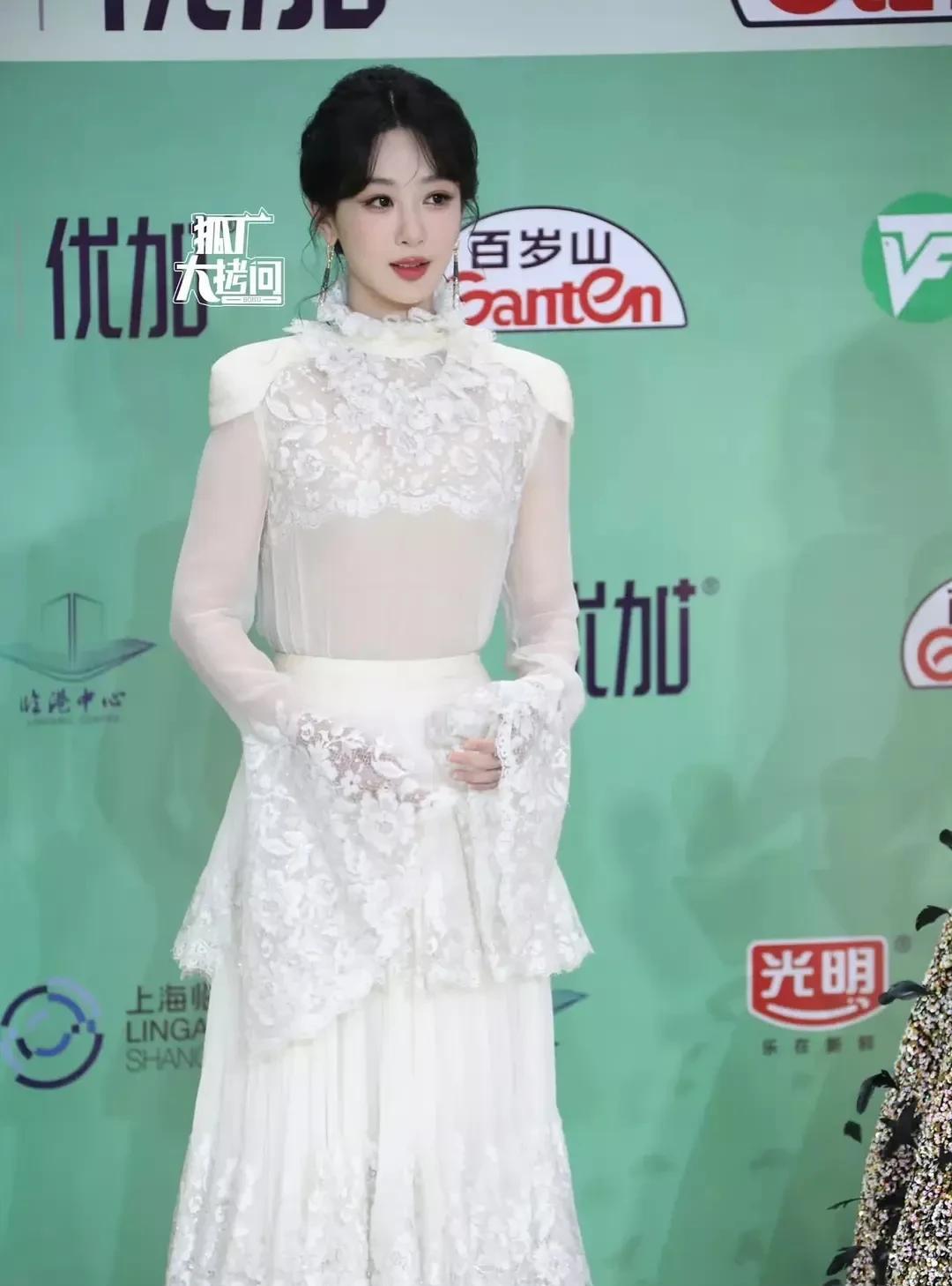 我的妈呀，杨紫在青岛挖两个月土怎么感觉更嫩了。
今晚白玉颁奖，造型可以打满分。