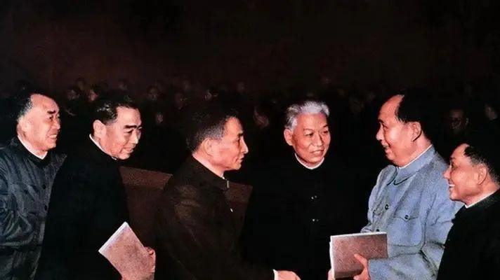 1980年，邓公为何想禁红二代进入高层？后遭陈云反对而未实施