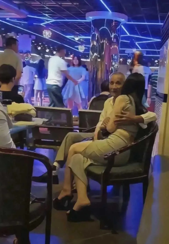 大爷一个月退休金又没了