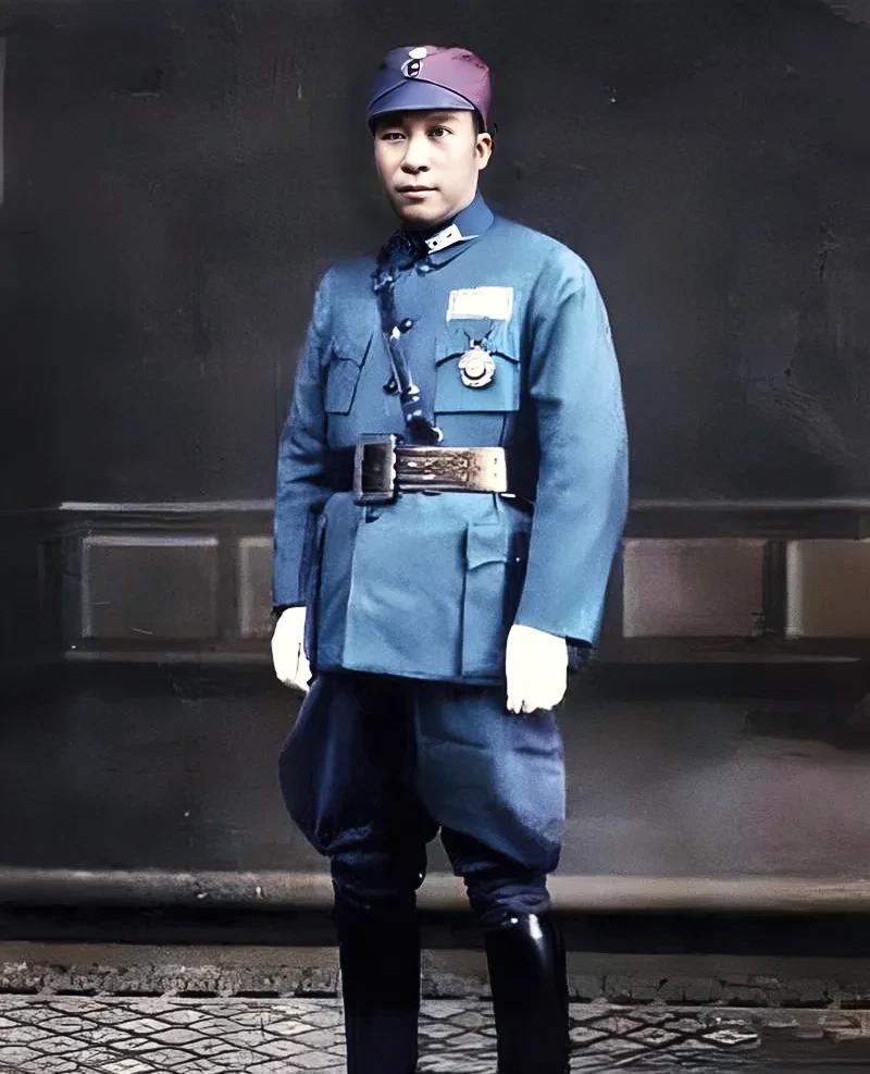 这才是杨虎城真实的貌相，这并非演员饰演的，而是1935年杨将军年轻时的真实写照。