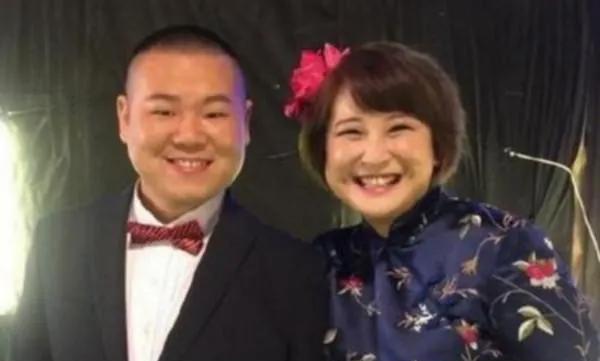 岳云鹏与贾玲同框，一个比一个笑得灿烂哈！头戴红花的贾玲短发无瑕，梨涡甜美，樱唇榴
