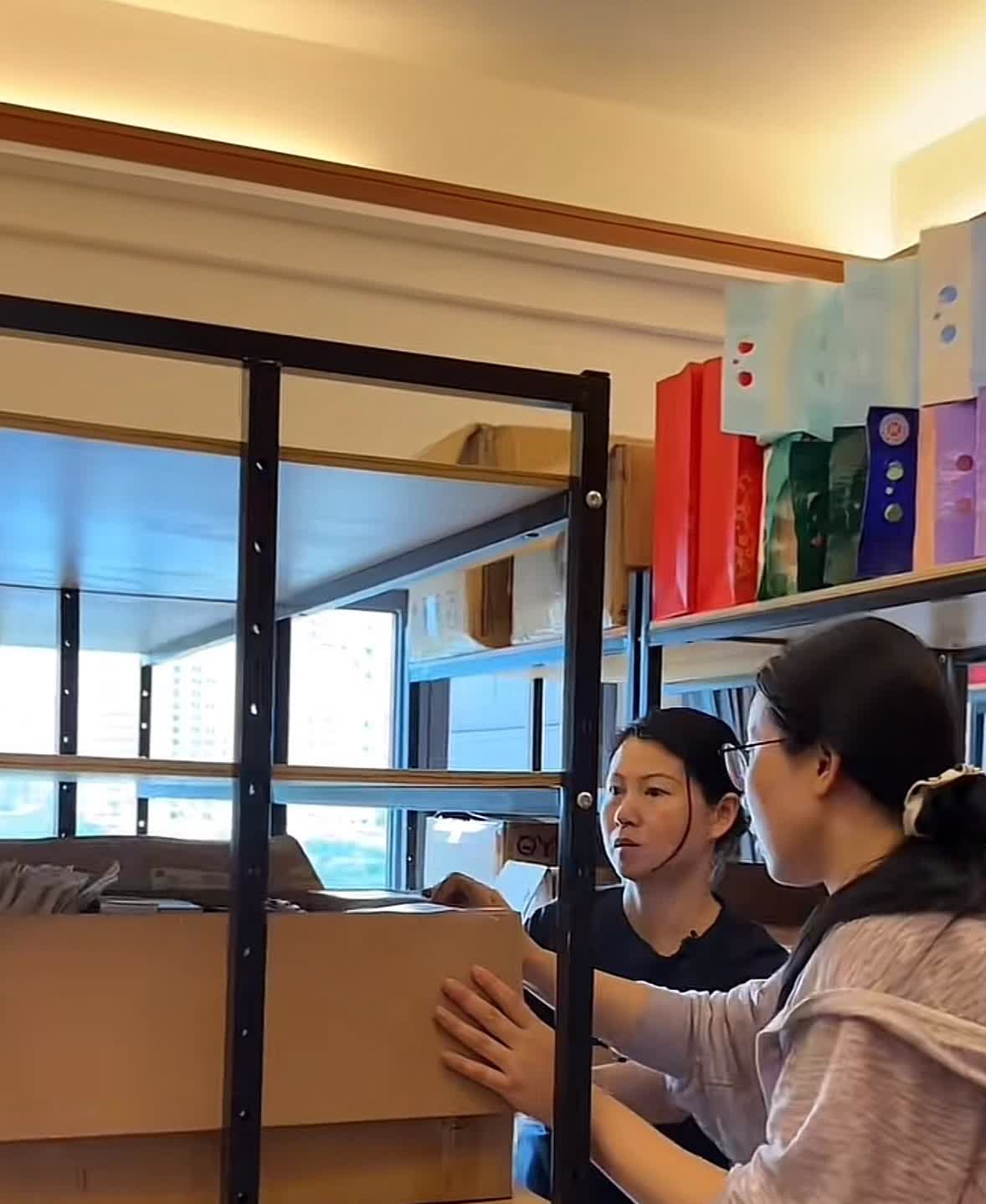 原来红姐没有在视频里面消失，而是可能不会出现在小凤的视频里面了，以后看红姐就去小