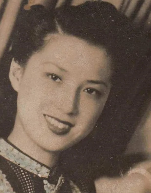 1918年，6年未怀孕的戏班名角莫秀英，被一落魄军官看上。莫秀英对他说道：“我结
