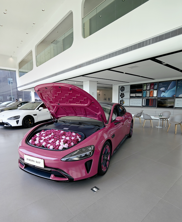 小米汽车颜值担当
去看了小米汽车店，真心被颜值惊喜到了
小米女车主的颜值也是顶流