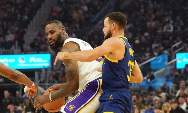 NBA官方真是太会安排赛程了！今天NBA官方公布了下赛季揭幕战的两场比赛，其中一