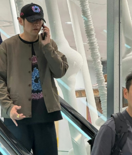 周杰伦前阵子看起来状态不太好的原因找到了？原来一直饱受疾病困扰，看起来有点佝偻。