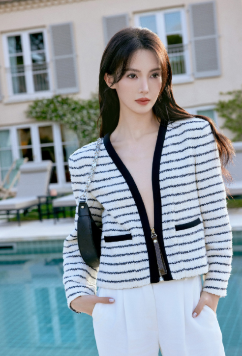 金晨摩登条纹穿搭，很有格调 ​​​！