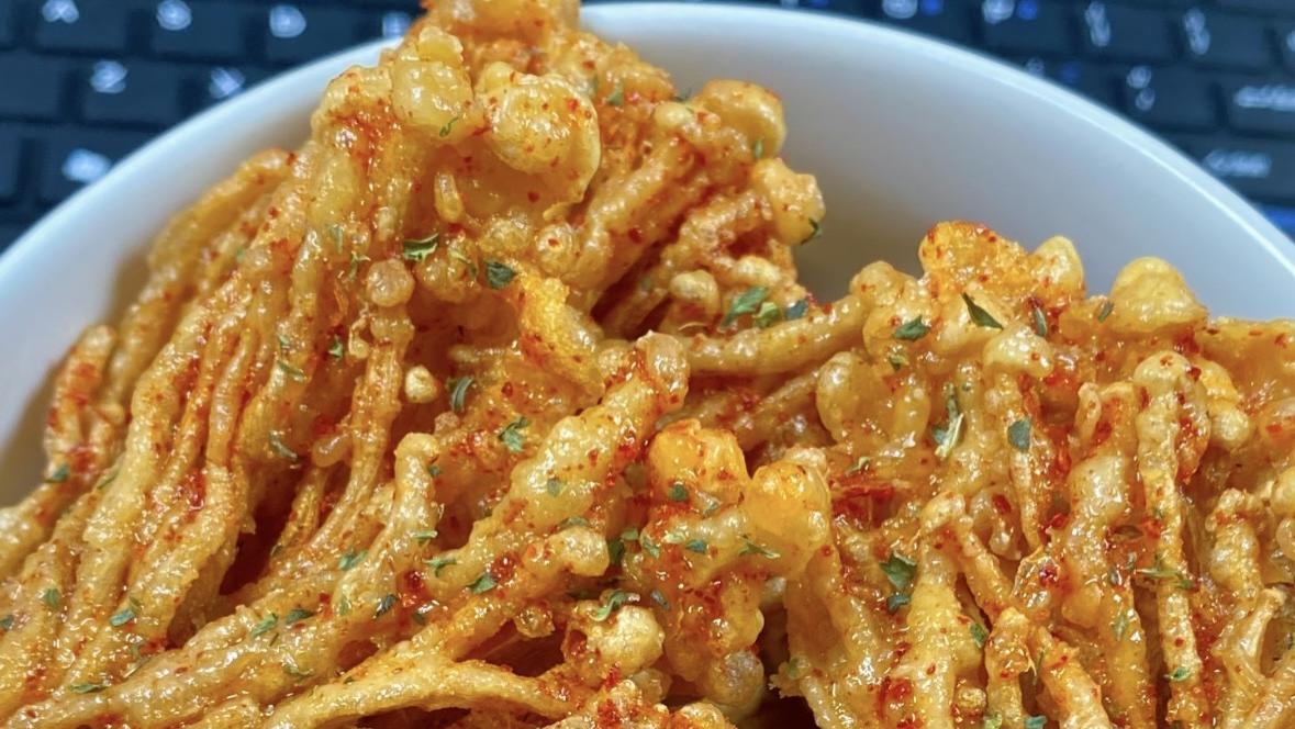 酥到灵魂出窍的干炸金针菇，一口把烦恼咬成渣！