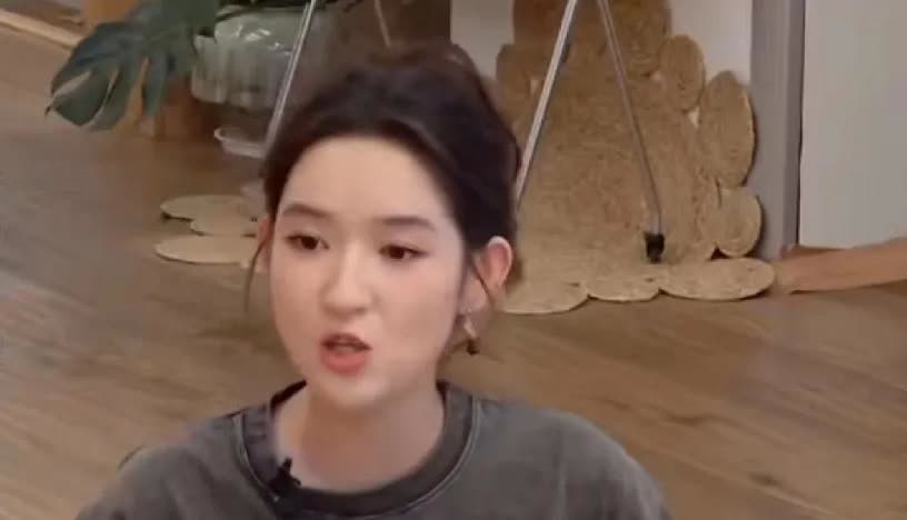 张新成王玉雯讲吻戏，既尴尬又好笑
 
节目上，李雪琴问王玉雯和张新成：你们俩
