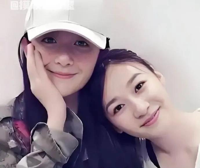 #谢娜李小冉聚餐# 娜姐和小冉姐这状态也太好嗑了吧！手牵手并肩走的样子，亲昵得像