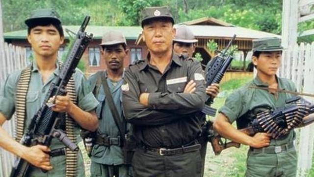 1969年，金三角军阀坤沙接到通知，让他去缅军区司令部开会。坤沙去后发现这是一个
