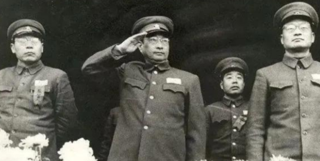 一次宴会上，服务员面对开国大将陈赓和王树声，气得直翻白眼，这是为何呢？

在中国