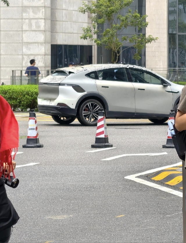 这是小鹏G6的改款吗
这是新改款的小鹏G6吗，还是小鹏的新车型，看起来好像比G6