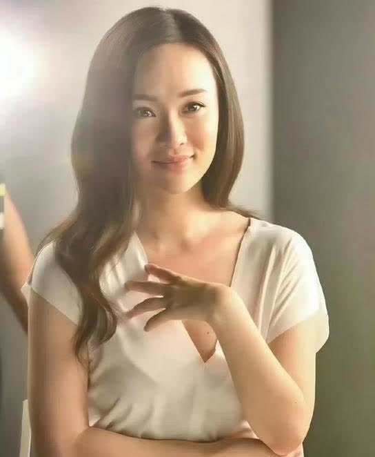 霍思燕在已婚女性里简直太有魅力了，气质又温柔又性感，说是“欲感天花板”都不为过，
