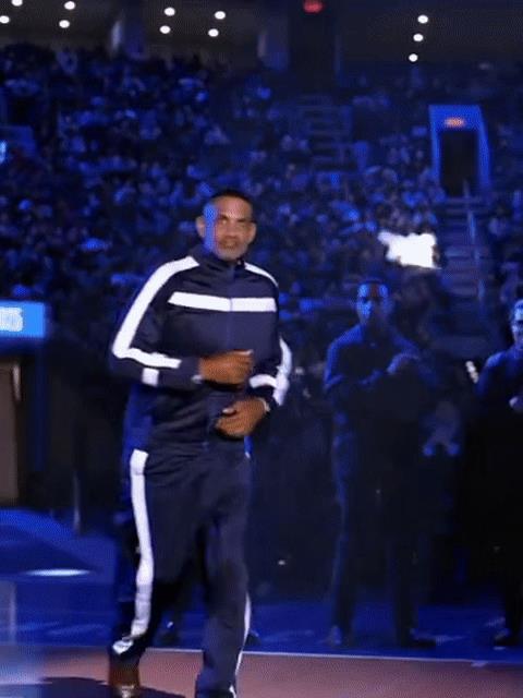 NBC这解说天团一亮相球迷们就不淡定了，有些球迷甚至直言这是什么解说天团啊，明明