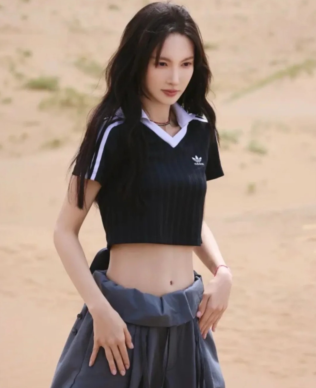 不得不承认，
金晨真的很奇怪。
你要是说她很火吧，她又没有什么拿得出手的爆剧。
