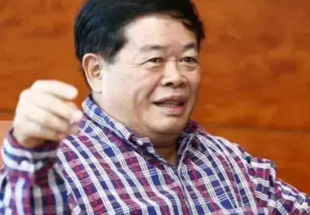 1983年，曹德旺去旅游买了一根拐杖，坐车时被司机呵斥:“小心点，碰坏车玻璃你可
