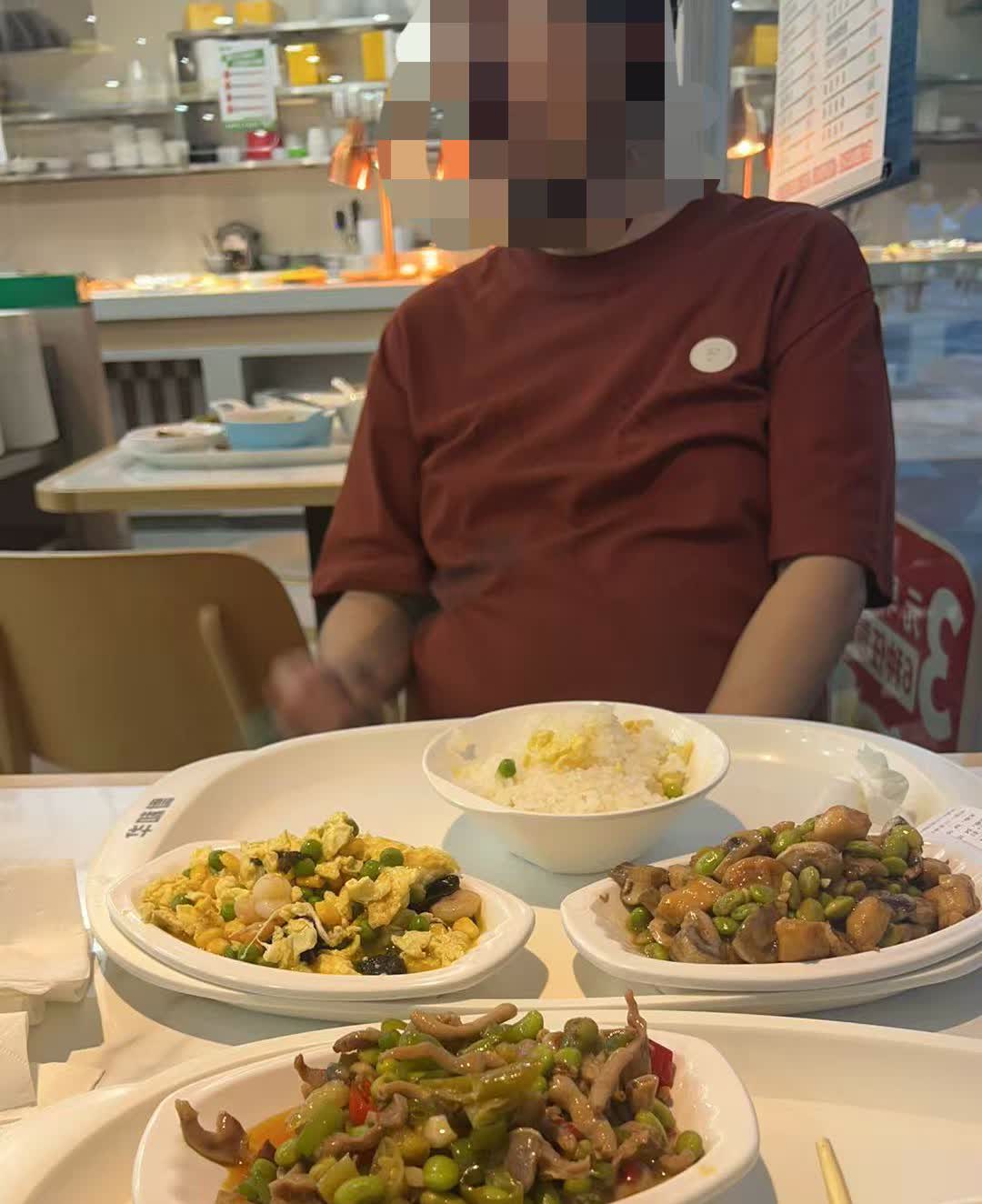 这是哪个聪明人，想出社区食堂这个点子的。

昨天，久违的阳光，灿烂绽放，就在