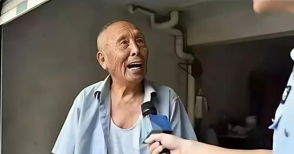 记者采访“大爷
你幸福吗？
大爷说:“我不姓付，
我姓张。记者又问，那你天天干什