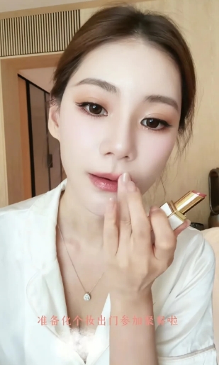 原来马筱梅价值百万的蒂凡尼蓝钻石，不是汪小菲送给她的生日礼物，也不是张兰送的！她