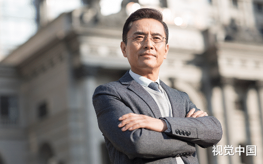 在桐林县不穿秋裤也犯法? 局长仗着县长姐夫为非作歹，撞上新任县委书记被双开了