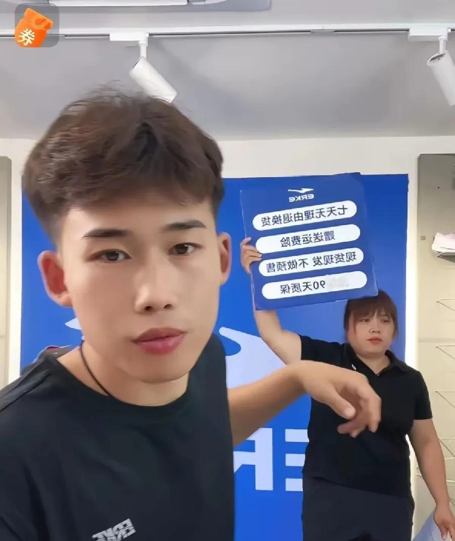 今天大妮播鸿星尔克，是聪聪主播，化着红嘴唇，丹丹帮忙举牌子，最起码说着相对来说的