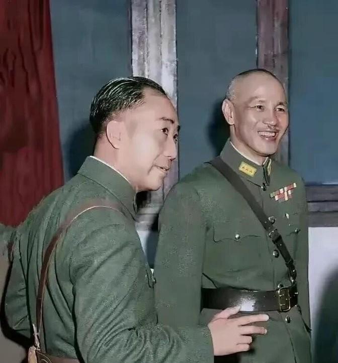 1946年3月，戴笠坠机身亡。军统搜寻人员赶到之前，坠机现场的一个铁块被人悄悄取
