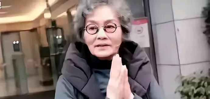 你认出这位老戏骨是谁了吗？
看她的面相就知道过得有多孤独，没有孩子欢声笑语的陪伴