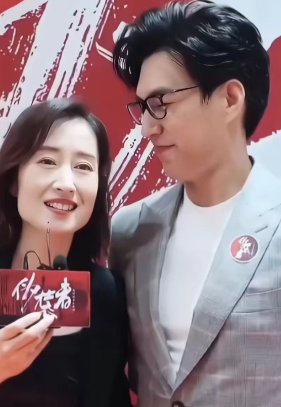 知名演员！靳东和刘敏涛

靳东，48岁，毕业于中央戏剧学院，一级演员，第十四届全