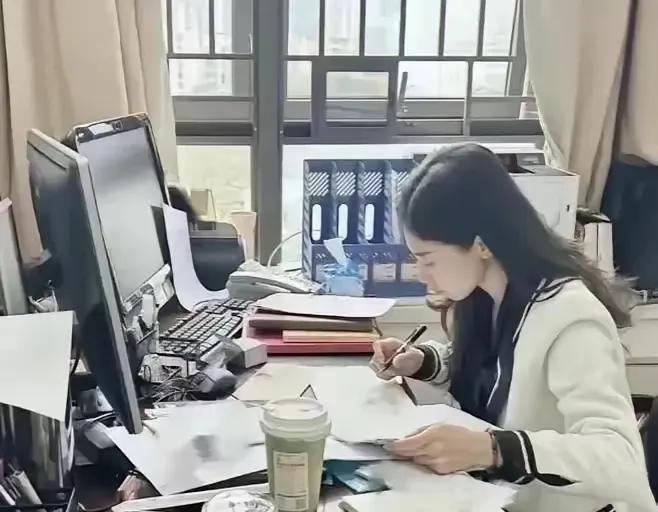 昨天，学校张老师的儿子辞职了，辞掉了本县的一个事业编的工作，他父母被气得要死，好