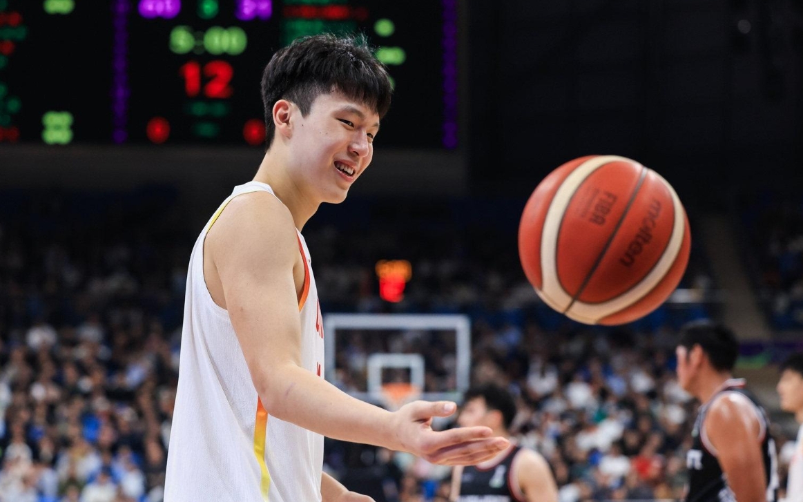 NBA选秀大会，中国球员杨瀚森在首轮第16顺位被开拓者选中。开拓者GM乔-克罗宁